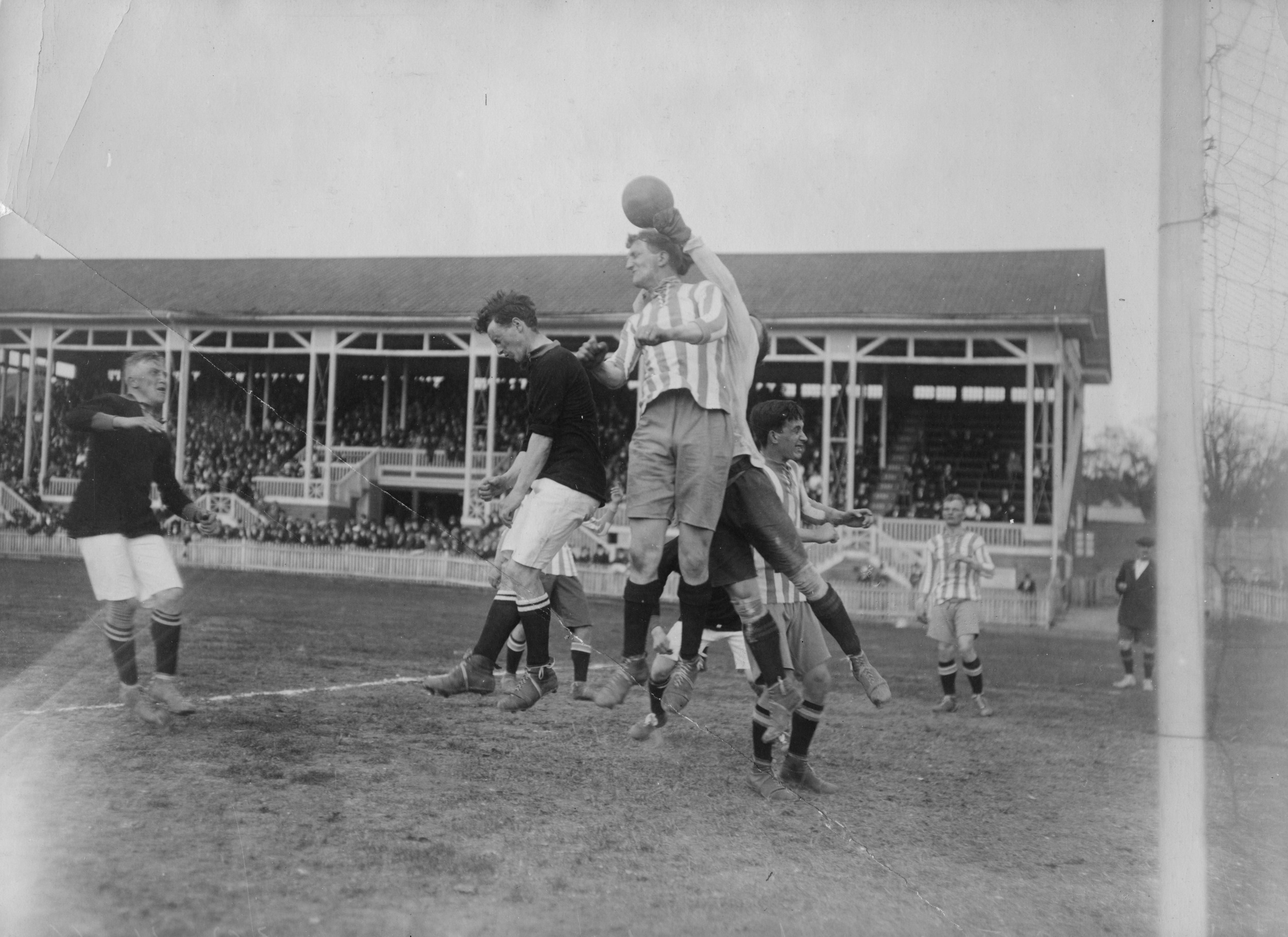 Sunday 30 April 1916  AIK - IFK Göteborg 4-0 (3-0)  Okänd arena, Okänd ort